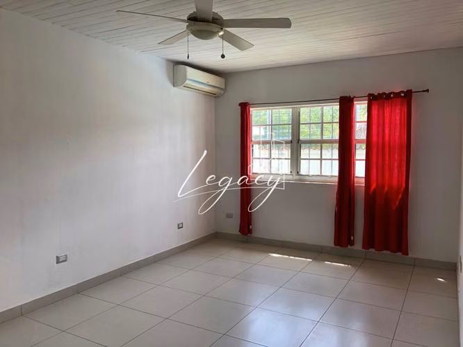 AG-Oportunidad especial de venta en Las Colinas, casa esquinera