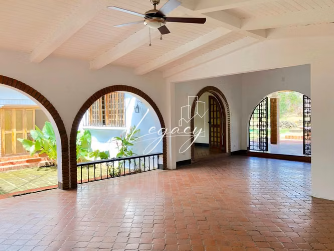 AG-Oportunidad especial de venta en Las Colinas, casa esquinera