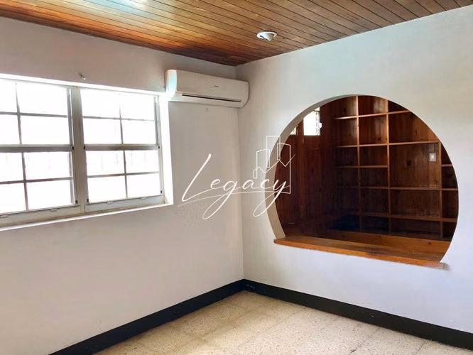 AG-Oportunidad especial de venta en Las Colinas, casa esquinera