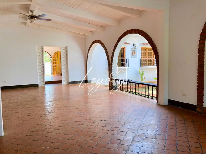 AG-Oportunidad especial de venta en Las Colinas, casa esquinera