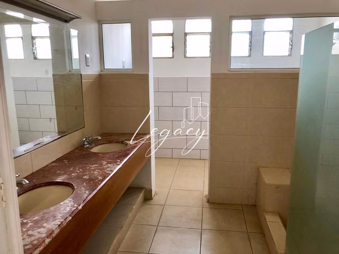 AG-Oportunidad especial de venta en Las Colinas, casa esquinera