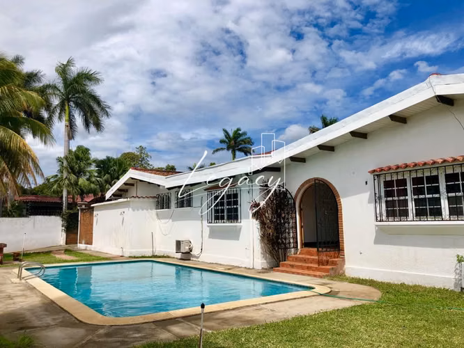 AG-Oportunidad especial de venta en Las Colinas, casa esquinera