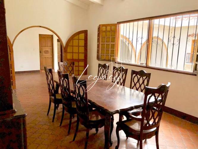 AG-Oportunidad especial de venta en Las Colinas, casa esquinera