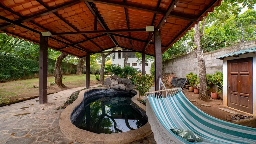 EV - Bella casa en centro de Granada con patio enorme y piscina