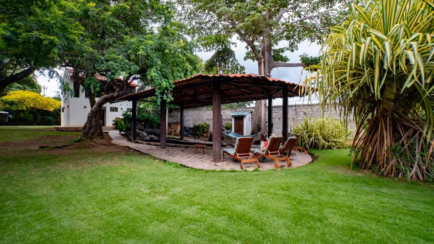 EV - Bella casa en centro de Granada con patio enorme y piscina
