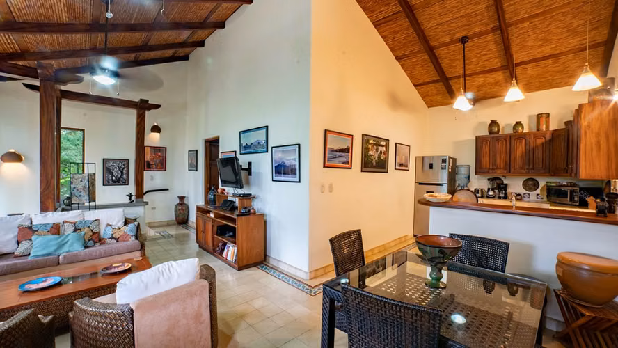 EV - Bella casa en centro de Granada con patio enorme y piscina