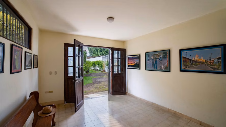 EV - Bella casa en centro de Granada con patio enorme y piscina