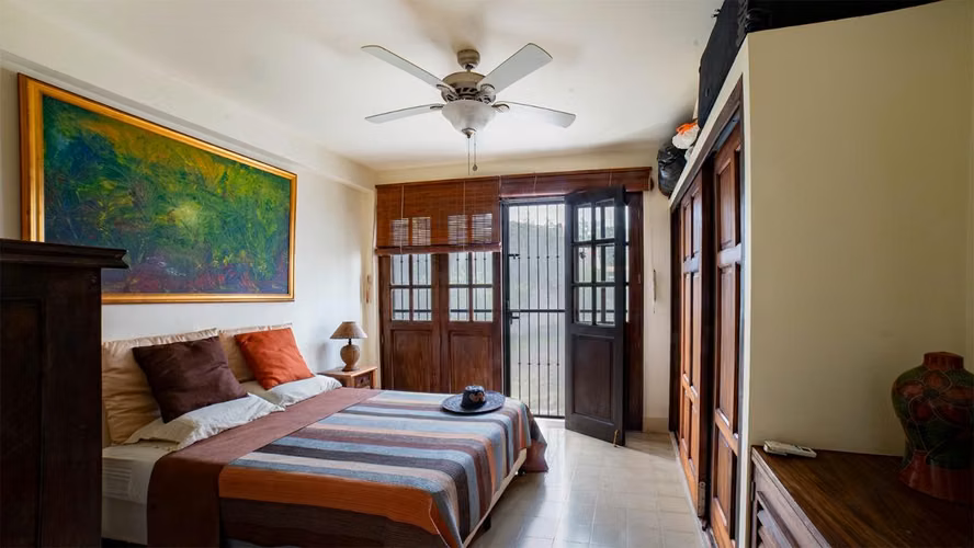 EV - Bella casa en centro de Granada con patio enorme y piscina
