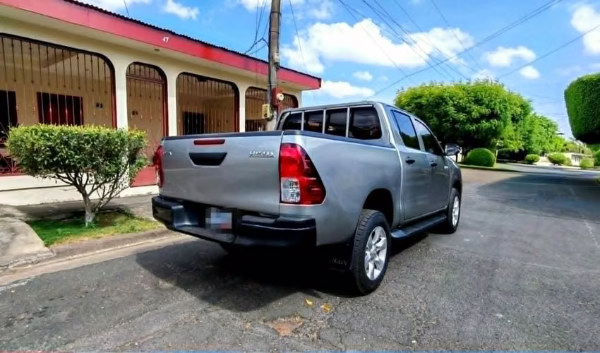 TOYOTA HILUX 4X4 BASICA AÑO 2023