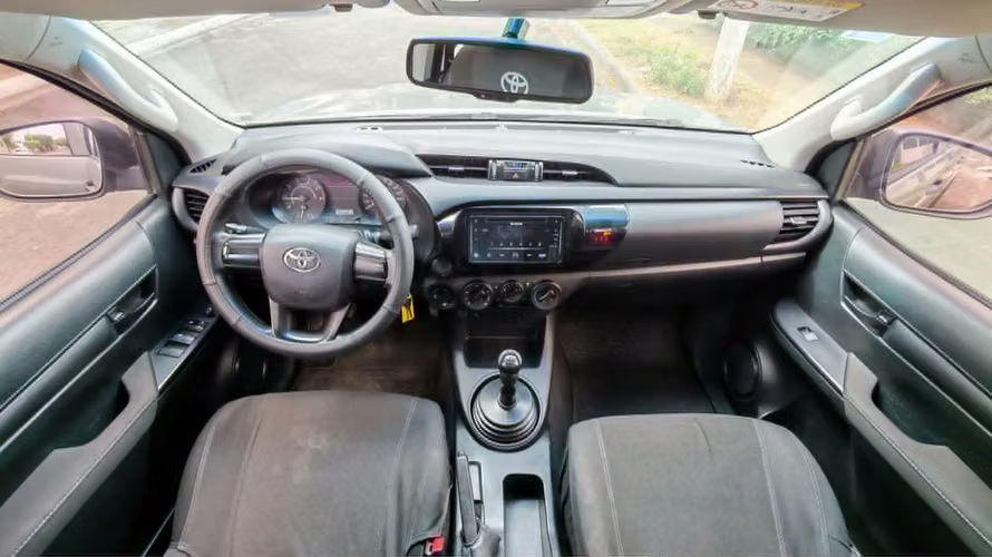 TOYOTA HILUX 4X4 BASICA AÑO 2023