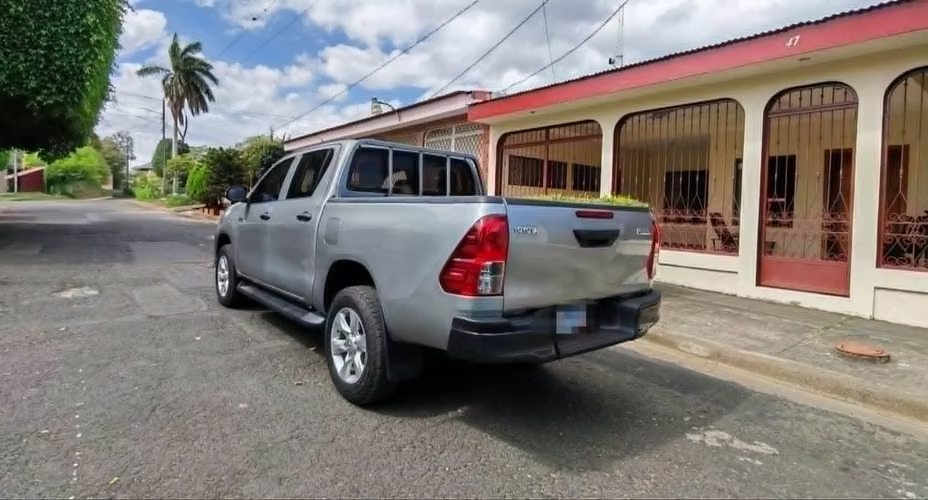 TOYOTA HILUX 4X4 BASICA AÑO 2023