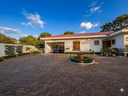 Atractiva Casa en venta o alquiler en Santo Domingo, Managua