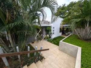 LD-Residencia de Lujo con Energía Solar y Amplio Terreno