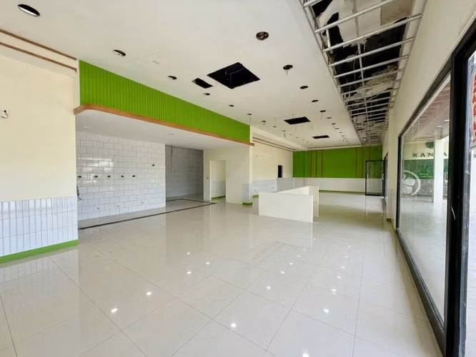 The commercial module of 194 M2 is rented in Las Colinas