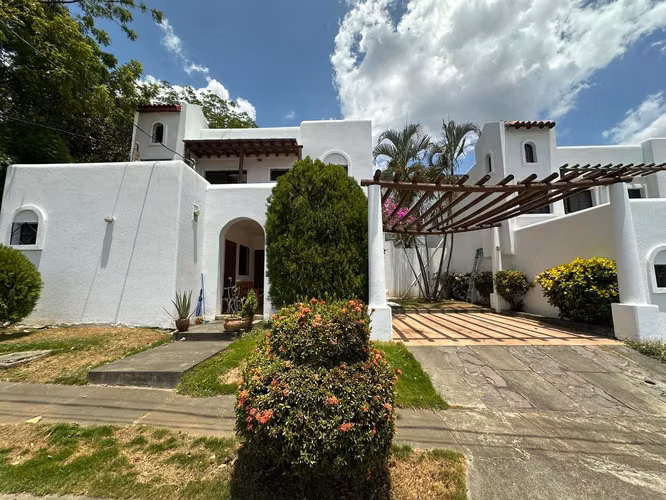 CASA EN VENTA EN CONDOMINIO ACRÓPOLIS (HTIJERINO)