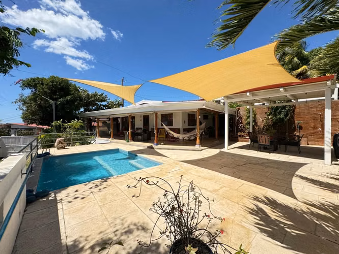 Venta de casa frente al mar en Pochomil