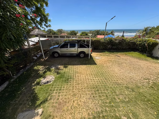Venta de casa frente al mar en Pochomil