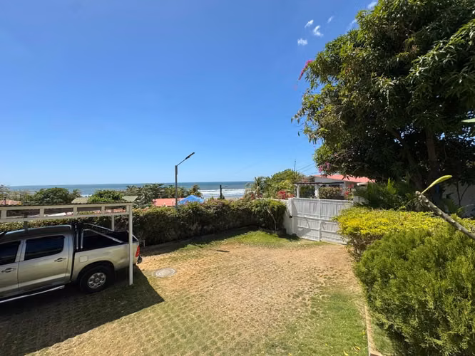 Venta de casa frente al mar en Pochomil