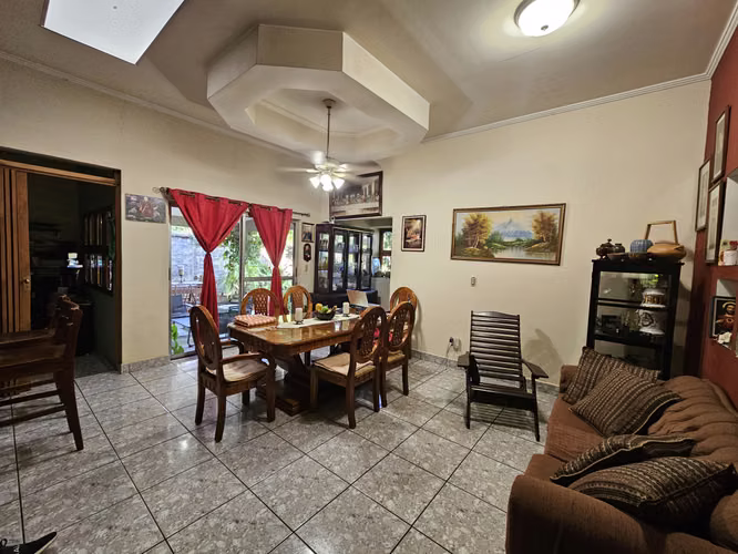 Casa con amplio terreno sobre Carretera a Masaya