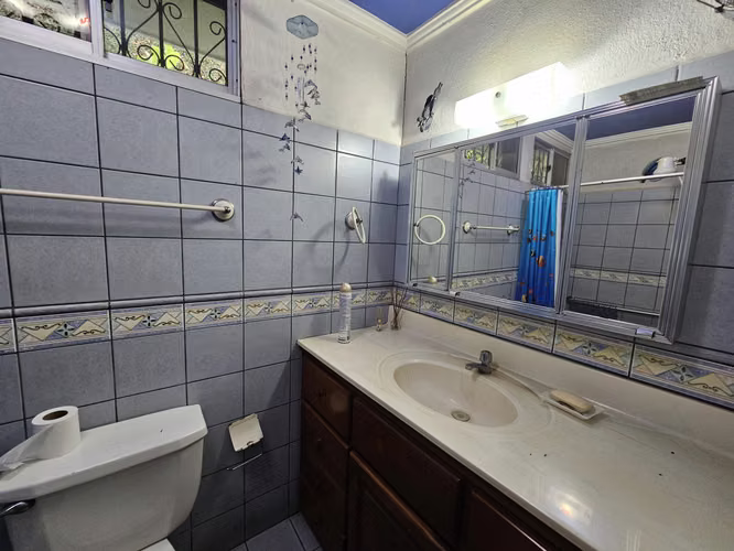 Casa con amplio terreno sobre Carretera a Masaya