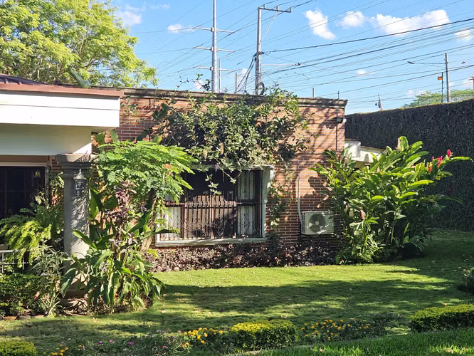 Casa con amplio terreno sobre Carretera a Masaya