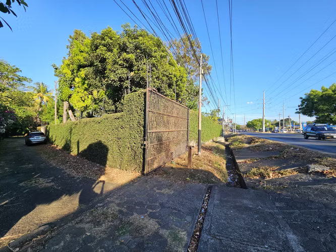 Casa con amplio terreno sobre Carretera a Masaya
