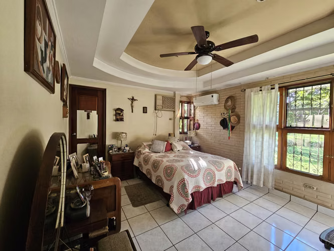 Casa con amplio terreno sobre Carretera a Masaya