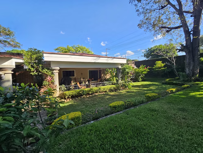 Casa con amplio terreno sobre Carretera a Masaya