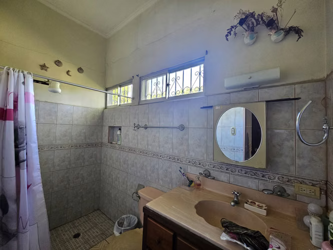 Casa con amplio terreno sobre Carretera a Masaya