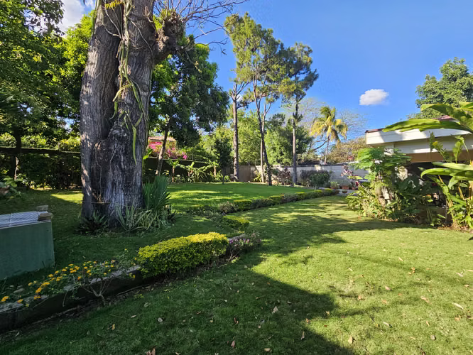 Casa con amplio terreno sobre Carretera a Masaya
