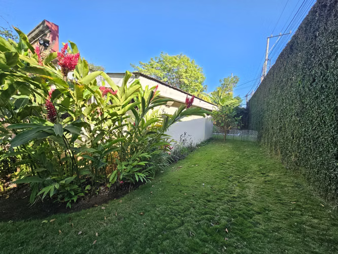 Casa con amplio terreno sobre Carretera a Masaya