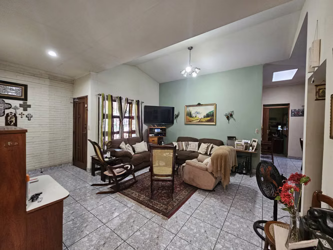 Casa con amplio terreno sobre Carretera a Masaya