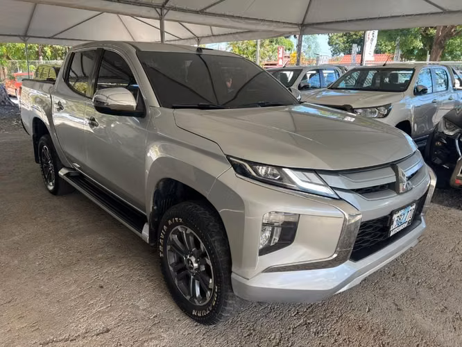 Mitsubishi L200 año 2023 - Imagen 4