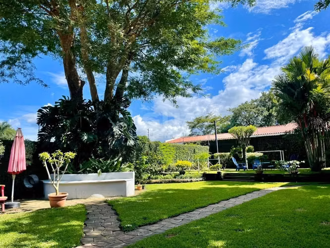Hermosa Casa en venta en Santo Domingo, Managua