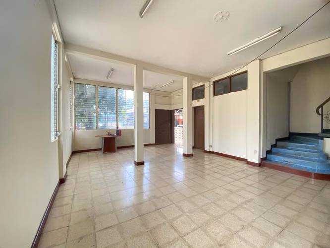 Corner commercial space for sale in Montoya