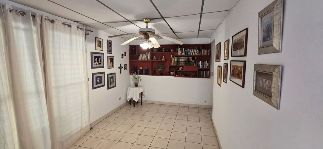 Venta de Casa con apartamento en Los Robles