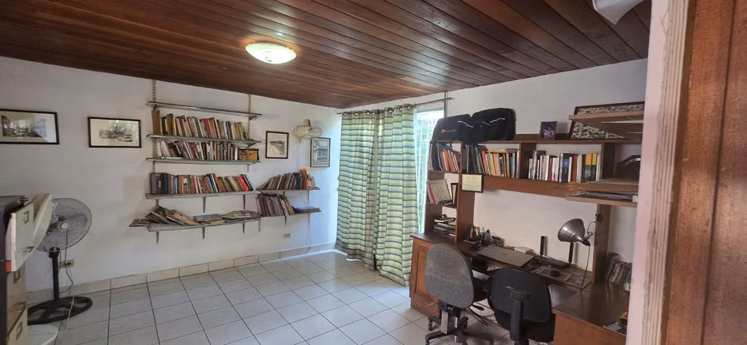 Venta de Casa con apartamento en Los Robles