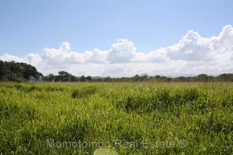 Venta de terreno de 14 manzanas en Carretera Nueva a Leon
