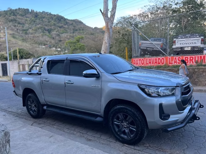 Vendo  Bella Toyota Hilux 2025 intermedia 4x4 único dueño