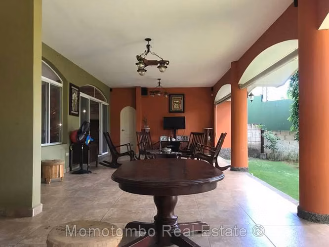 Venta de Casa con Apartamento Independiente en Carretera Sur