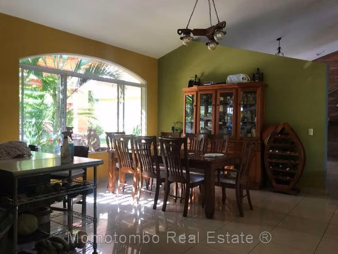 Venta de Casa con Apartamento Independiente en Carretera Sur