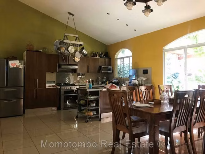 Venta de Casa con Apartamento Independiente en Carretera Sur