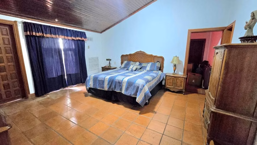 Amplia casa en venta en Villa Fontana Sur