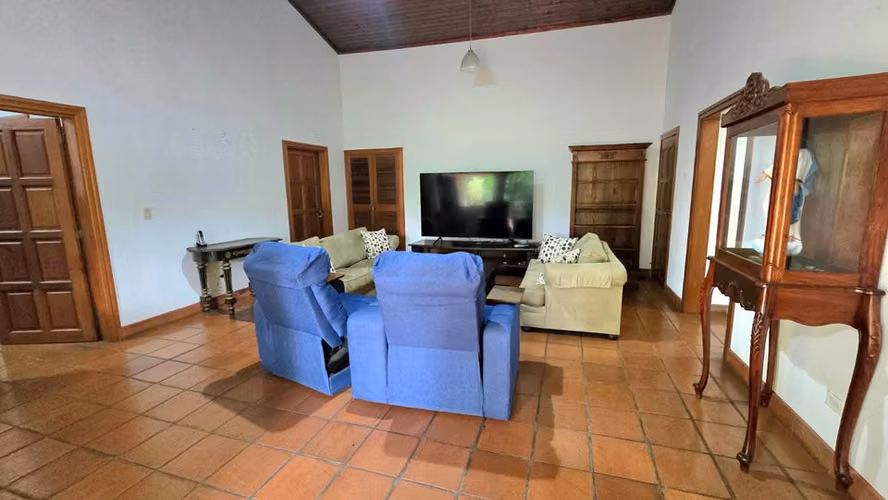 Amplia casa en venta en Villa Fontana Sur