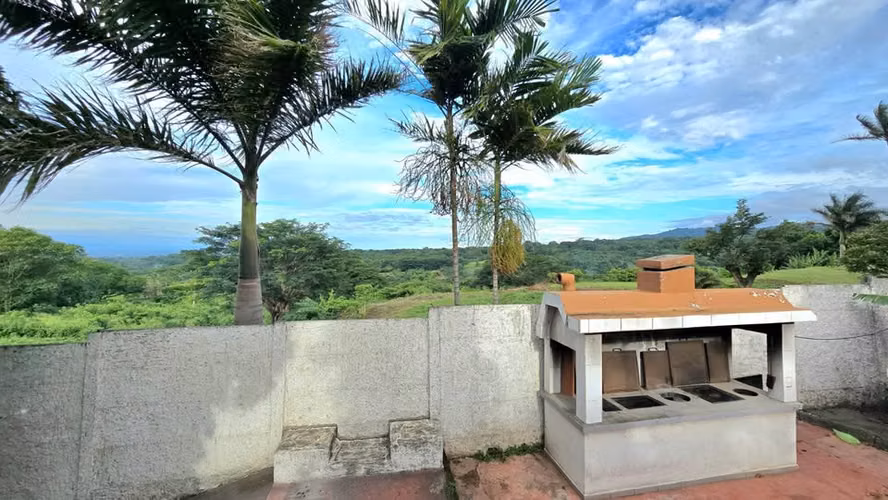 Amplia casa en venta en Villa Fontana Sur