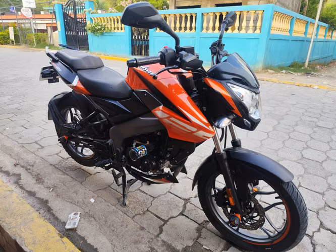 Se vende moto. 1,800$