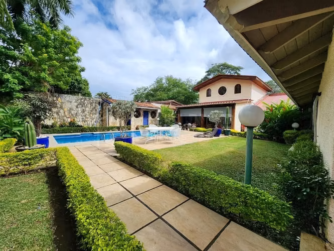 Hermosa Casa en venta en Santo Domingo, Managua