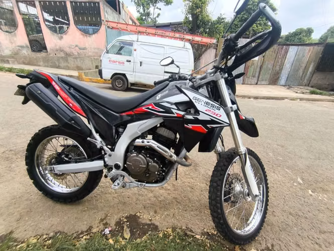 Venta de moto Genesis loncin SX3 250