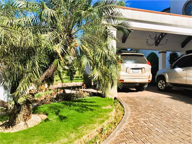  SE VENDE CASA EN SANTO DOMINGO CON AMPLIO TERRENO 1,561.80 v² | USD 420,000