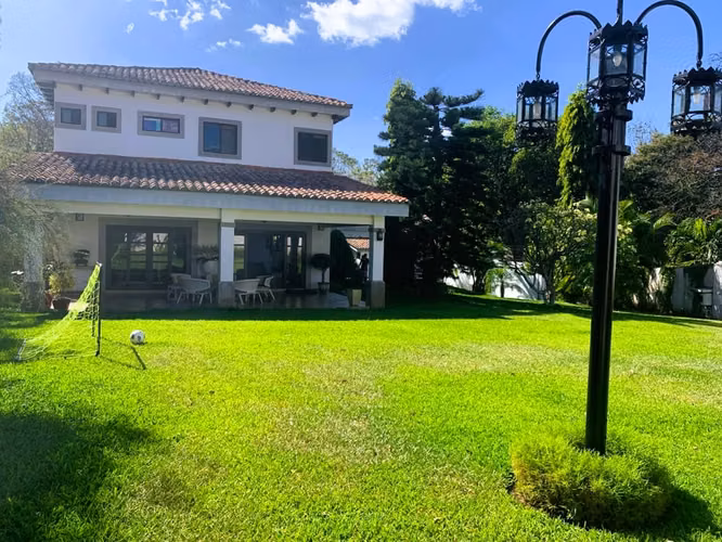  SE VENDE CASA EN SANTO DOMINGO CON AMPLIO TERRENO 1,561.80 v² | USD 420,000